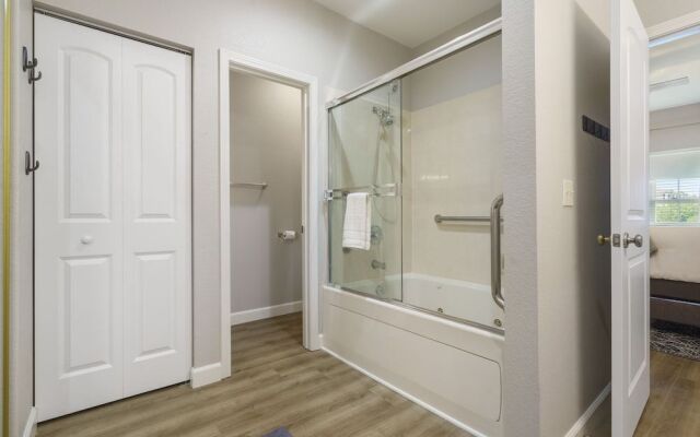 The Branson Experience - Balcony w/ Golf Views