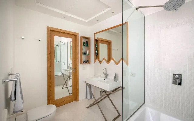 Luxury Villa with Penthouse, Pools and Sea View