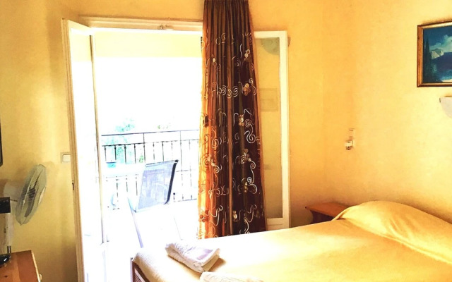 Almyra Apartments & Studios
