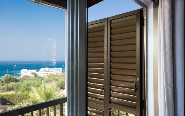 Villa Rosie AQ Anm03