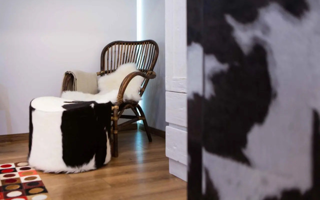 Premium Rooms by Hi5 - Style at the Comedy Theater
