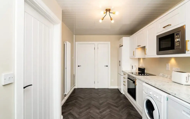 3 Bed House With Driveway