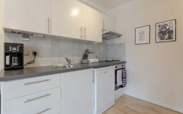 2 Bedroom Thames Apartment With Stunning Views