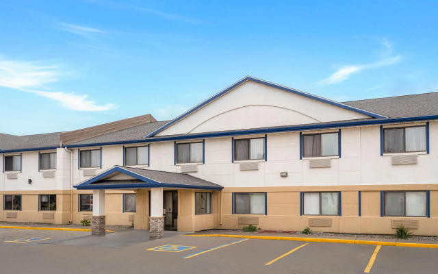 Travelodge by Wyndham Fargo West Acres