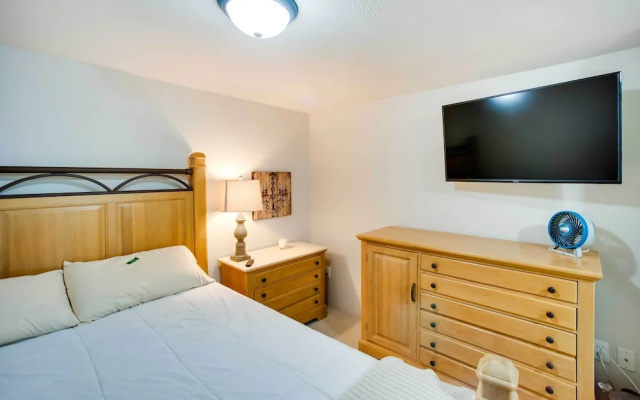 Charming Iowa Abode Near Knoxville Raceway!