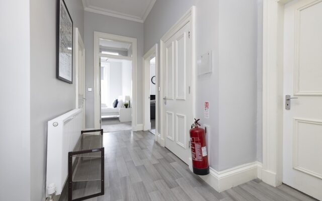 JOIVY 4-Bed Stylish Flat In Edinburgh City Centre
