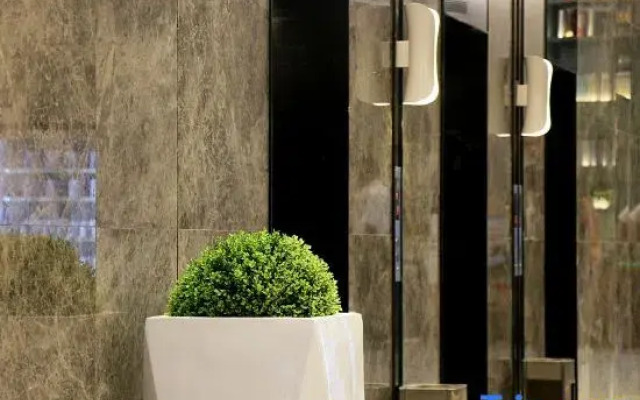 Ease Hotel · Qu (Wuhan Guanggu Square Yangjiawan Subway Station)