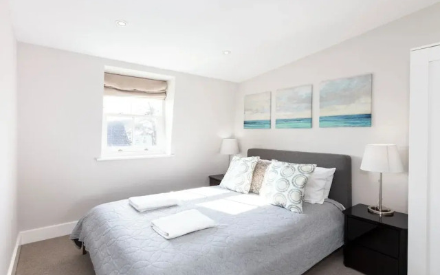 Luxurious Central Windsor Town House