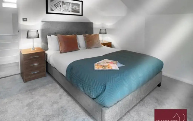 Farnborough - Peel Court - 2 Bed Parking & Garden