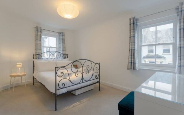 2 Bedroom House in Kensal Green