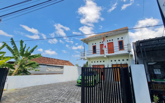 Rumah Singgah Peziarah Ganjuran by ZUZU