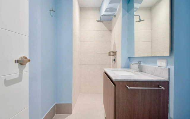 ✶ Maras Residence ✶ LUXURY Rooftop Pool & Grill