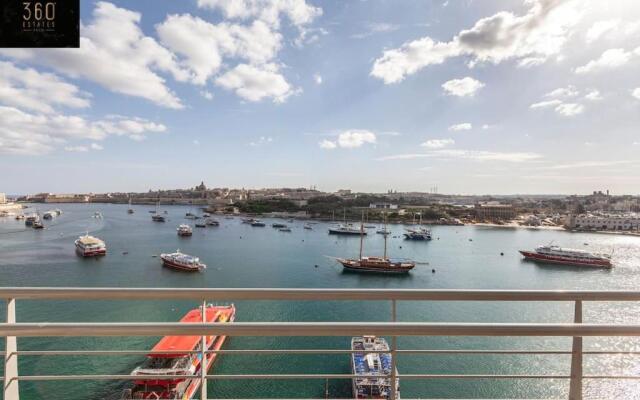 Luxury APT with HOT TUB & BBQ with Valletta views by 360 Estates