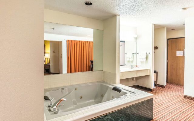 Econo Lodge Inn & Suites