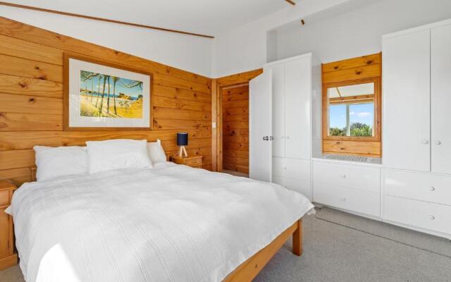 Seaview, Sun and Surf - Piha Holiday Home