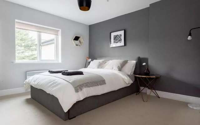 Amazing Modern 2 Bedroom Apartment in Zone 1!