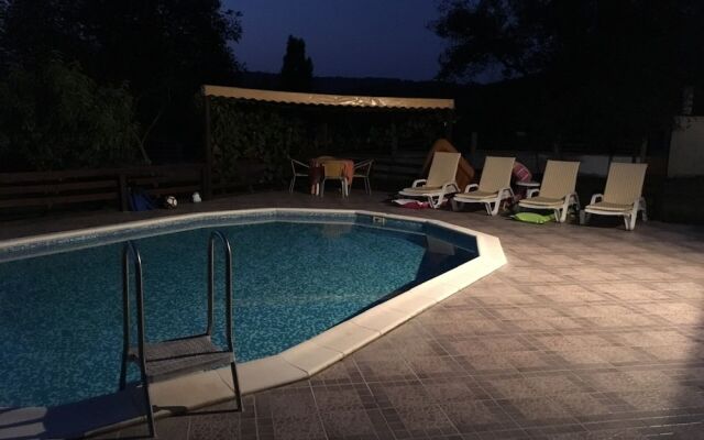 Inviting 4-bed Villa in Dolishte