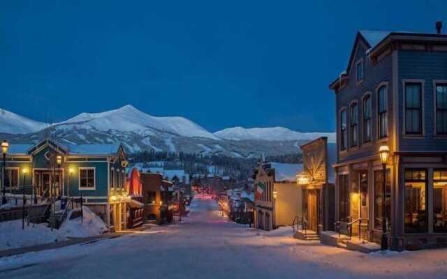 Luxury 3 Bedroom Ski in, Ski Out Mountain Vacation Rental Just Steps from the Snowflake Ski Lift