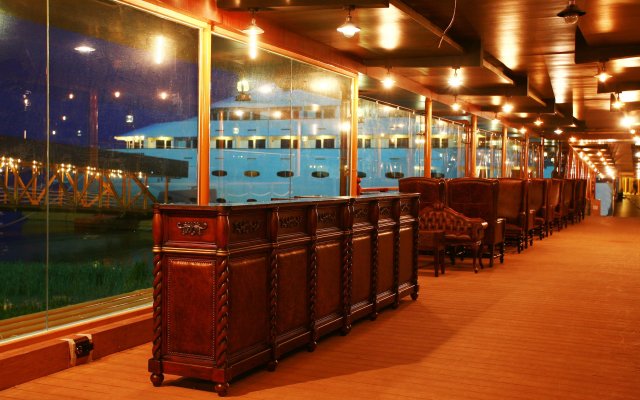 Vintage Luxury Yacht Hotel