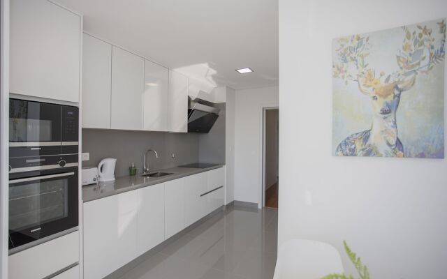 Liiiving - Luxury River View Apartment X