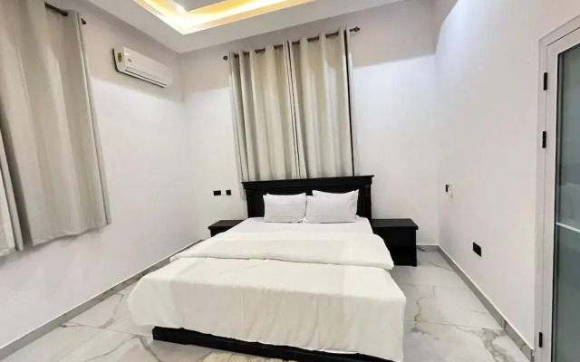 2BR Apartment With Pool and Wifi Near East Airport