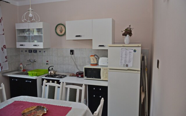 Sunbeam 3-bed Apartment in Eger