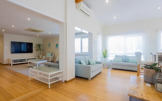 Beautiful 3BR Beachside Apt in Cottesloe!