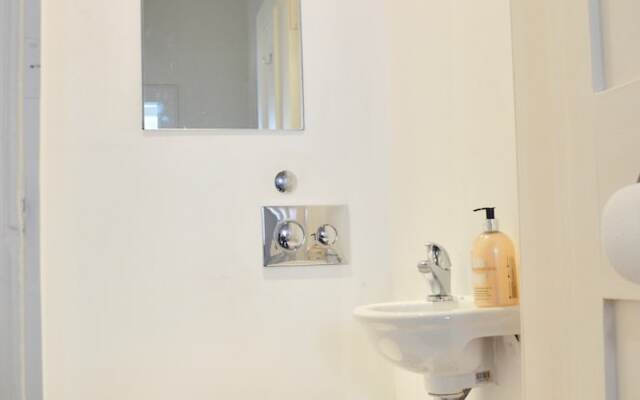 Stylish 2 Bedroom Apartment In Great Location
