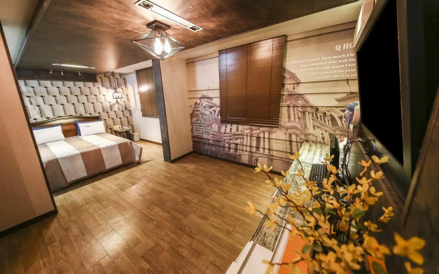 Q Hotel