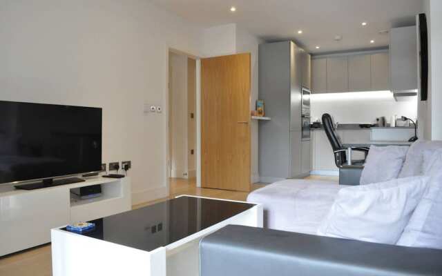 Modern 1 Bedroom Apartment in Brixton With Balcony