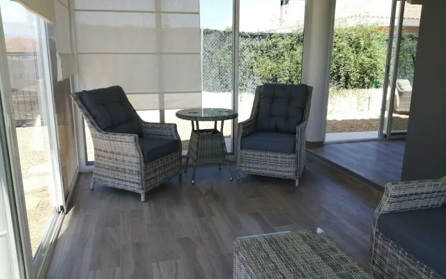Villa - Sleeps 4 - Pool - Patio - Parking