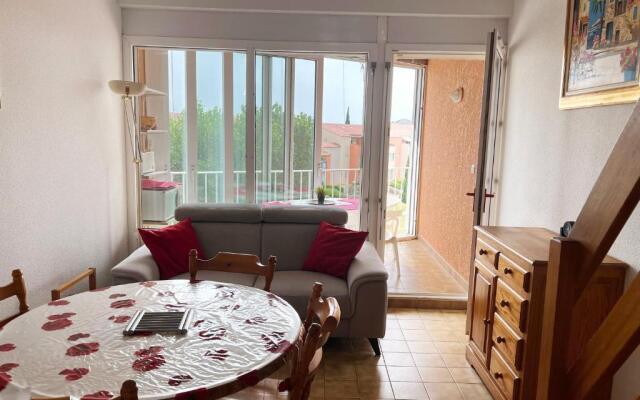 5 personnes les pieds dans l'eau à Santa-Cruz