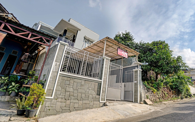 OYO Life 90472 Villa Dua Dua