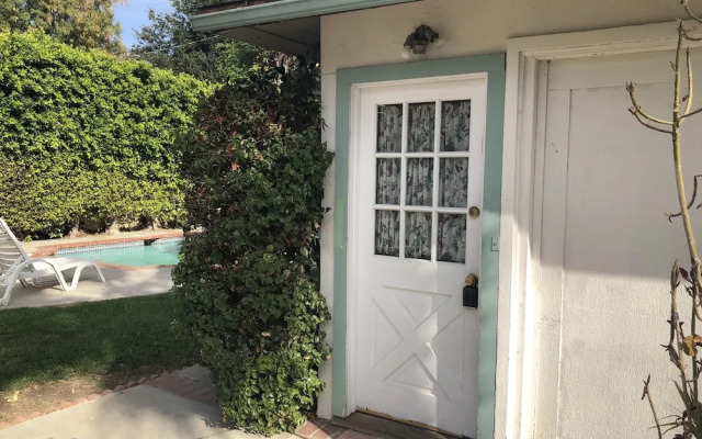 Lovely 1-Bedroom Home with Pool