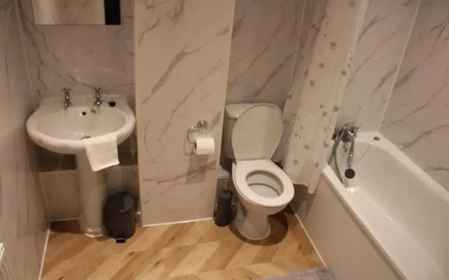 Impeccable Spacious 1-bed Apart in London Dagenham