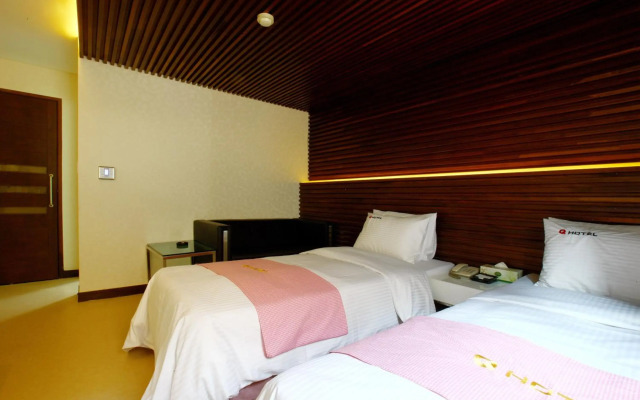 Q Hotel