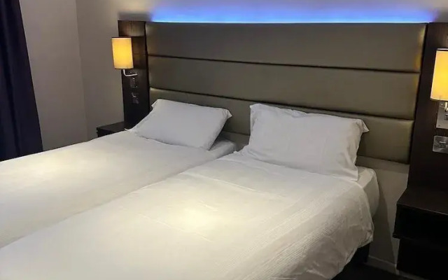 Premier Roomz Two Mills