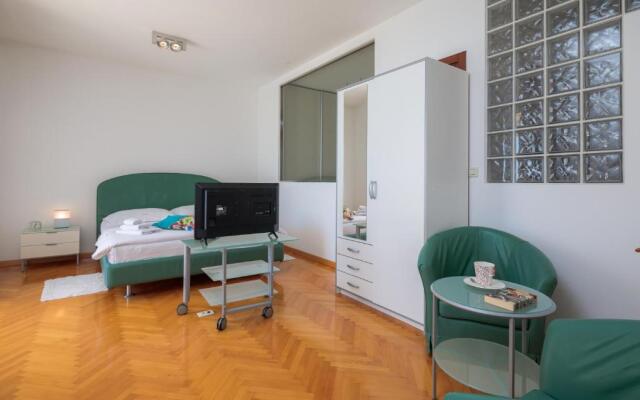 Seaside Apartment Gold 1row