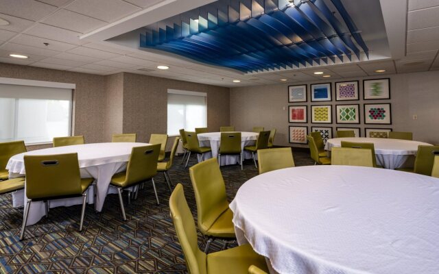 Holiday Inn Express Newport North - Middletown by IHG