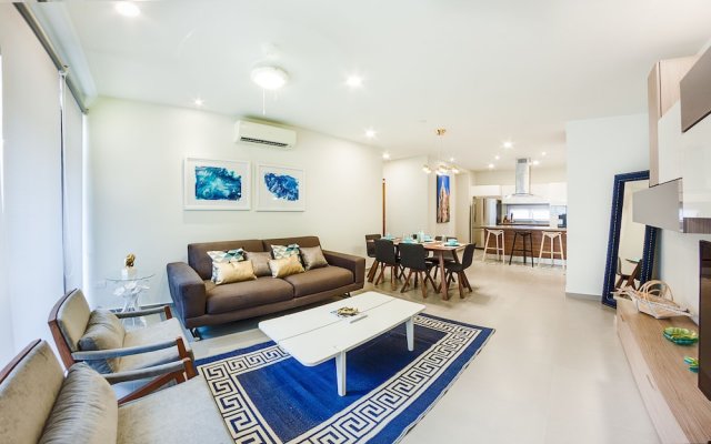 Sophisticated 2BR condo in heart of town by Happy Address