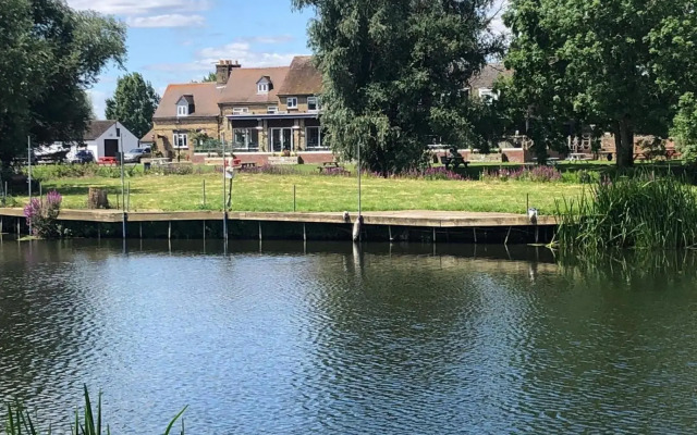 Pike & Eel Hotel and Marina