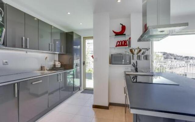 Wonderful fully renovated 2BR on the last floor.