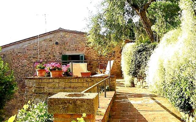 La Terrazza, Elegant Tuscan Stone House With Garden and Terrace in Cetona