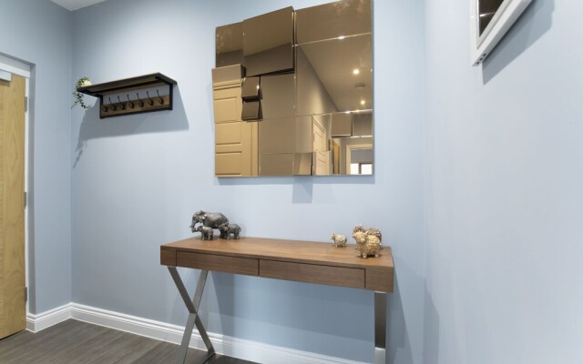 Elliot Oliver - Luxurious Two Bedroom Apartment in The Docks