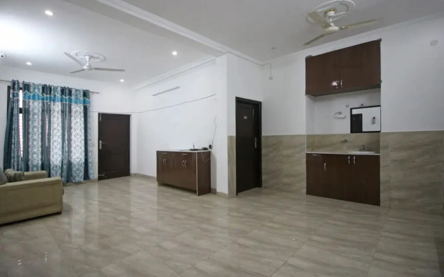 OYO 7526 Rising Star Sec 45