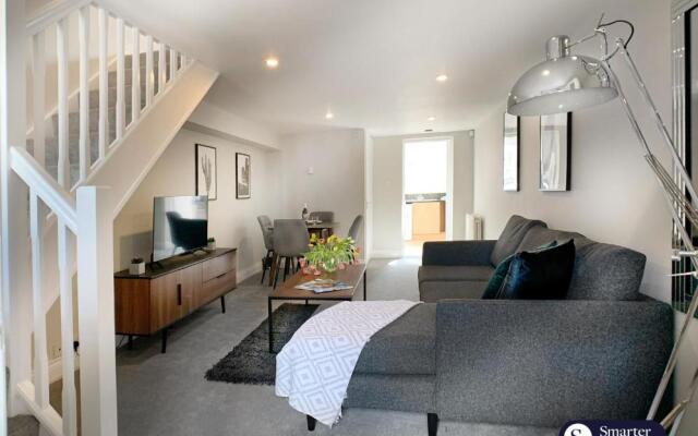 Ascot - Immaculate 2 bed House with parking