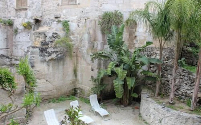 Laughing House With Hypogeum Garden
