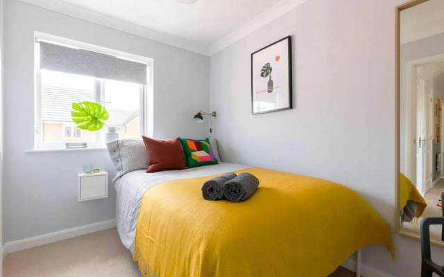 Stylish 2 Bed Flat Near Station, Parking, Sleeps 6