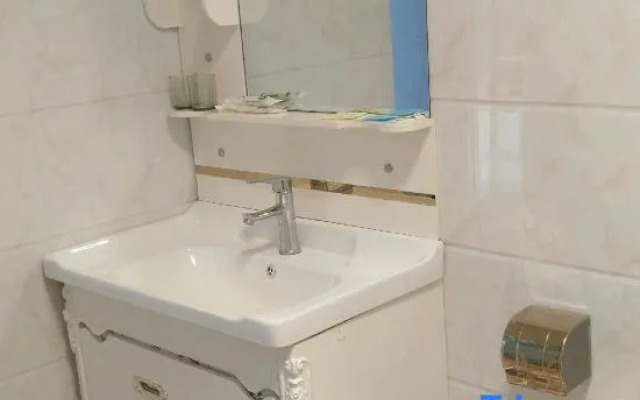 Yulong Hongyuezhuang Inn