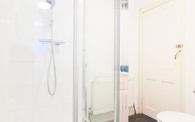 Quiet and Spacious 2-bedroom Flat , Sleeps 4